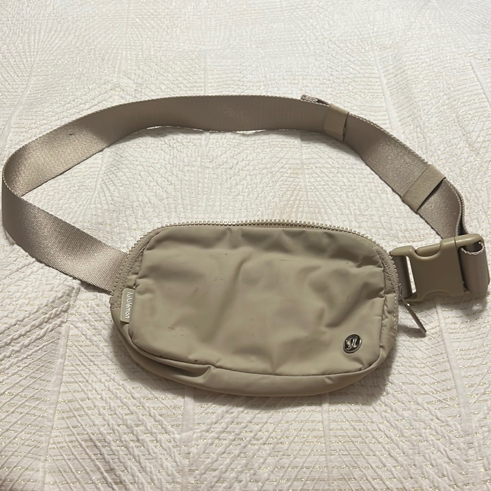 Lululemon Everywhere Belt Bag 1L- color Trench- it has been used